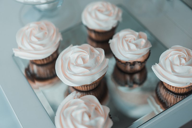 Recette de mini-cupcakes roses avec glaçage à la vanille et au citron