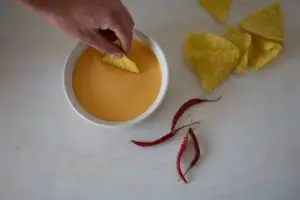 recette de sauce « fromagée » à la farine de pois chiche est végétalienne et ne contient ni lait ni allergènes prioritaires.