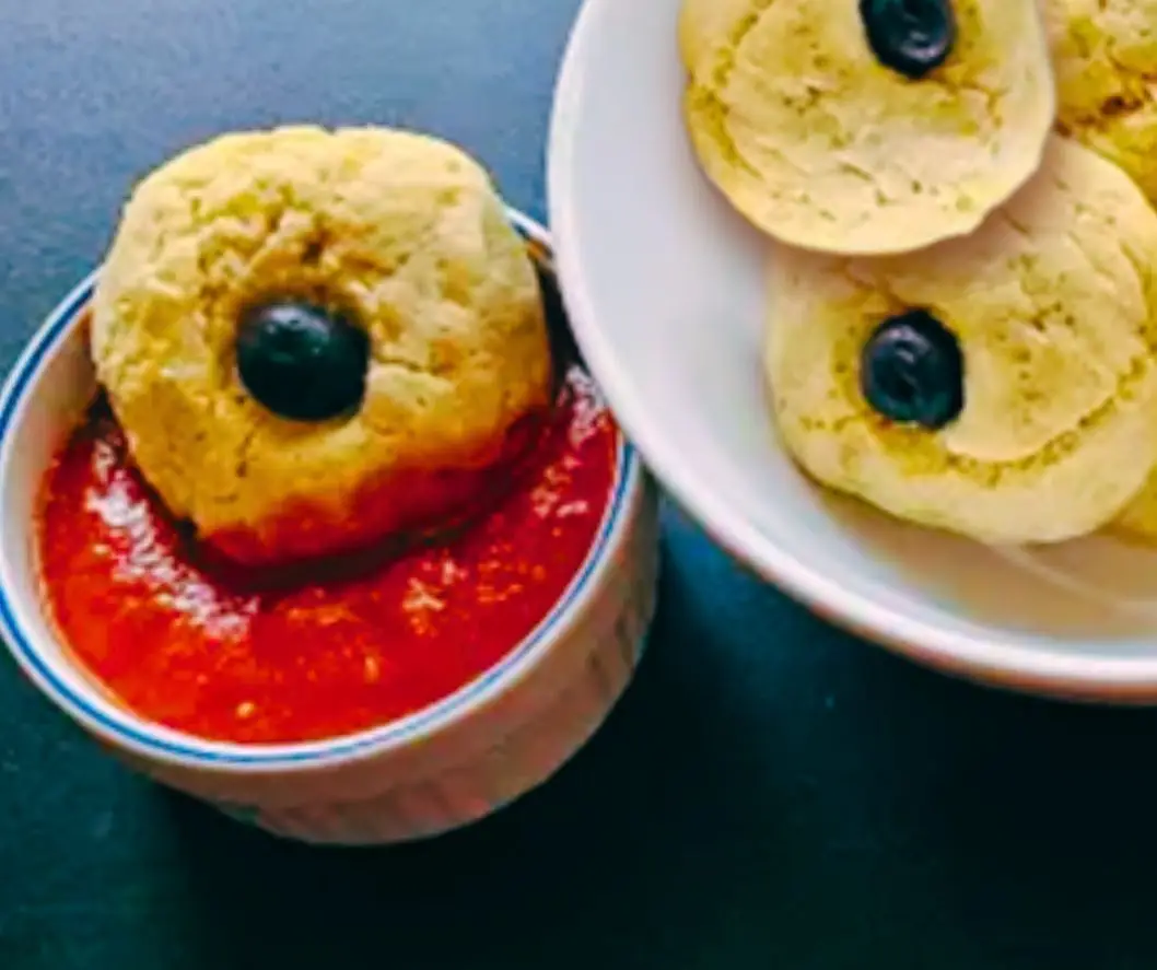 Yeux de monstres ensanglantés - ou petits pains à l'ail dans une sauce marinière
